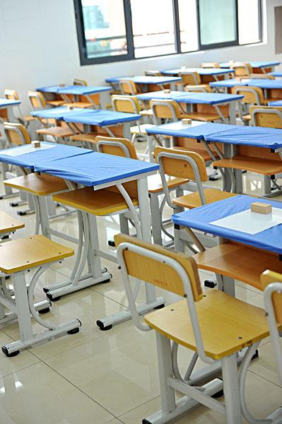 教室书桌和椅子手抄报教室节手抄报