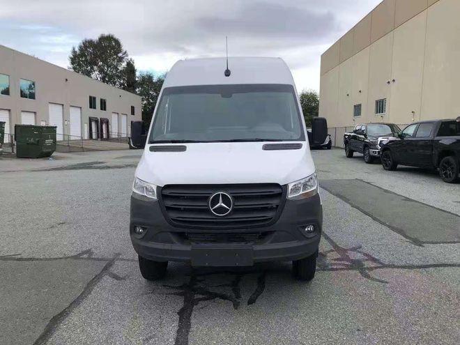 奔驰斯宾特324柴油四驱车身尺寸为5910×1930×2870(mm),车身长度在6