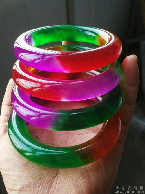 乾清宫藏冰种三彩翡翠手镯一箱.