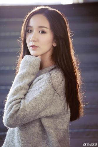 娄艺潇长发披肩单手托下巴 清纯漂亮少女感足