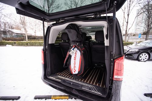 后备箱的高度几乎和一套高尔夫球包一样,这样并排最少可以放置四套.