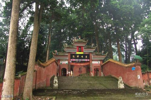 云峰寺三面环山,左"青龙",右"白虎",背倚"马耳双峰",旁临"九龙溪泉"