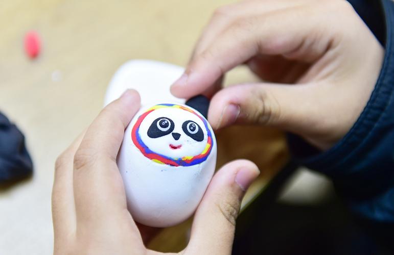 河南洛阳萌娃巧手捏冰墩墩快乐迎奥运