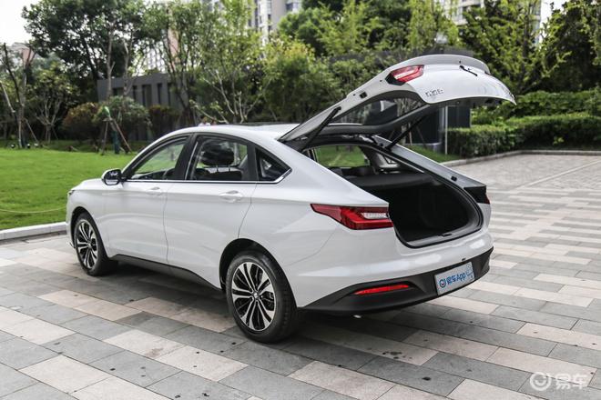 厚道的b级轿跑车长近5米新宝骏rc6配1.