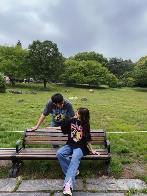 情侣公园长椅拍照|情侣装_摄影_情侣装_项链_短袖_情感_两性