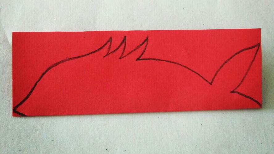 3.将对折后的长方形纸,开口向上,画出小鱼的一半外形.