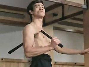 李小龙在《精武门》里首次使用他标志性的武器——双截棍,从此双截棍