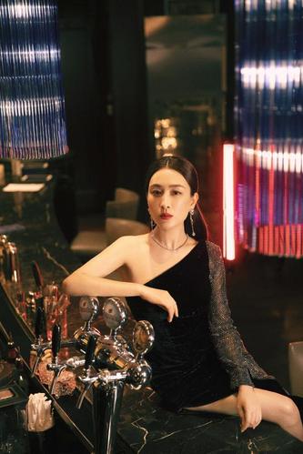 马苏亮相《演员》终极盛典,穿镶钻包臀裙优雅大气,好身材藏不住