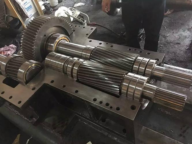 万达凯成低噪音合金渗碳钢立式及卧式锥形双料筒双螺杆挤出减速机