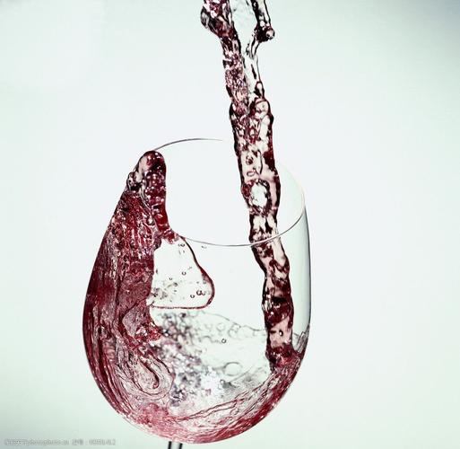 倒酒的艺术图片