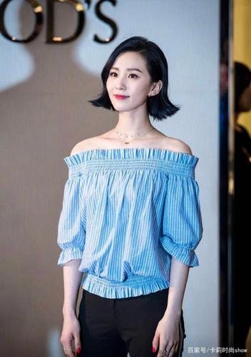 刘诗诗把短袖毛衣穿上,搭了条阔腿牛仔裤,显年轻都是