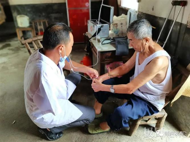 王文艮上门给患病老人打针