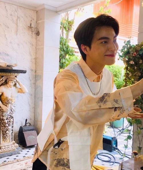 凭借泰剧《真爱墨菲定律(与爱同居)》爆红的泰国偶像演员糕糕gulf