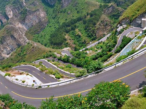 九曲十八弯的盘山公路.