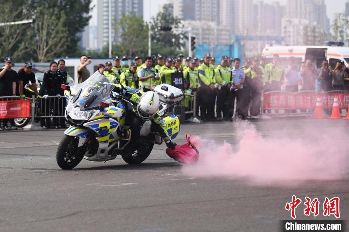 交警驾驶大比武铁骑漂移上演速度与激情