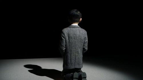 跪在地上的男人