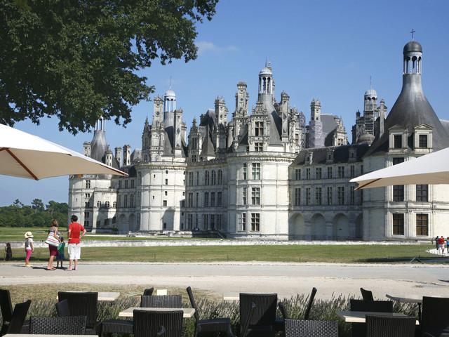 【昂布瓦兹皇家城堡】坐落在卢瓦尔河畔,倒影投射在湖面上,构成了这