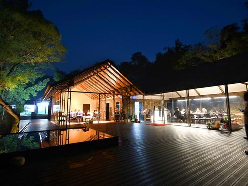 而在民宿周围,还设有九女峰书房,咖啡厅,餐厅,会议室,泡池,健身房等