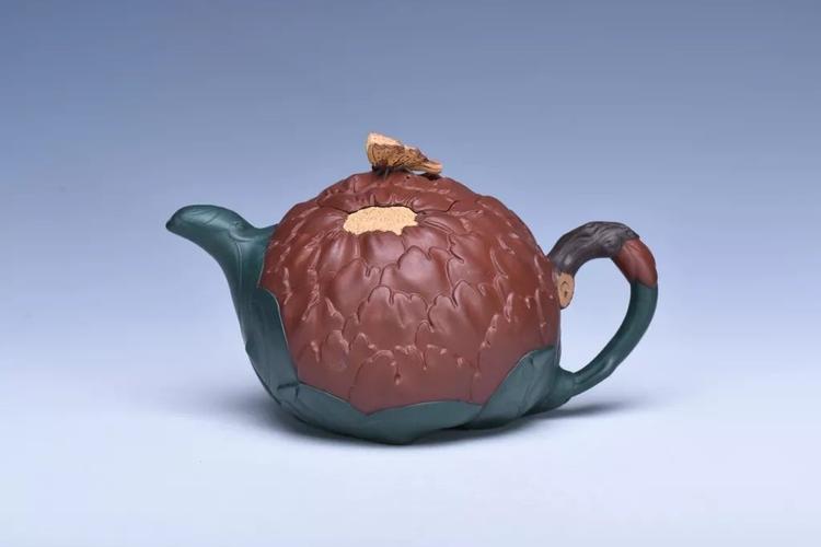 蒋蓉制《牡丹壶》1972年,一股清风吹遍全国各地,通过整顿,紫砂工艺