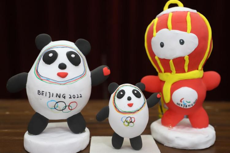 以"冰雪进社区 助力冬奥会"主题的冬奥会吉祥物彩泥制作活动正在举行