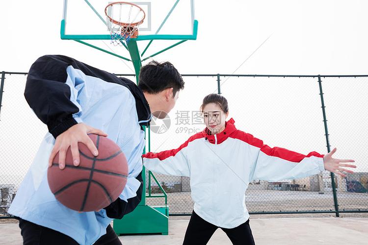 情侣户外打篮球