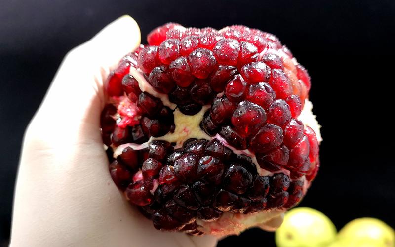 ktv高级果雕师教你巧剥整石榴,一半吃一半榨汁,实力诱口水!