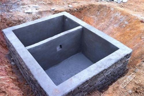 如何根据厕所的蹲位数量确定化粪池的大小?