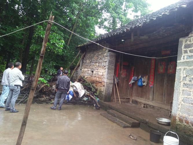 村支两委成员分别到屯桥组金方平的母亲,金传方的住房对房屋隐患进行