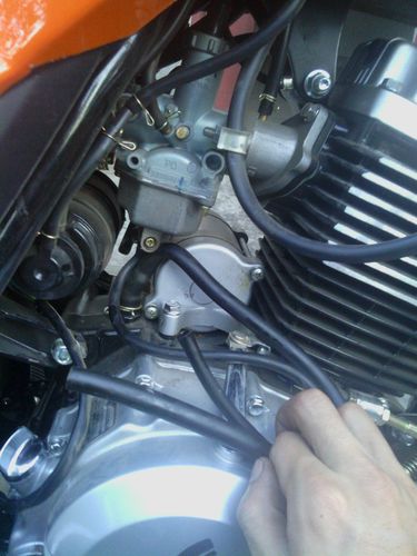 摩托车发动机上的这2跟管子是干什么用的,为什么不接呢,没接口