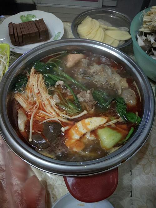 吃火锅咯,自己在家做的.好好吃!