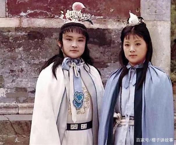 【红楼梦】第七回"送宫花贾琏戏熙凤,宴宁府宝玉会秦钟"一文里,贾宝玉