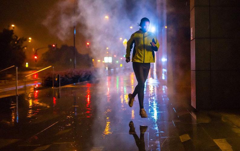 10,一个人跑步时,要