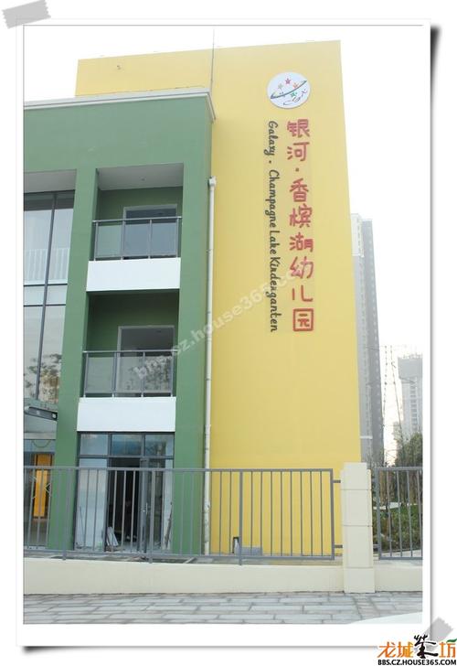 大门上的银河幼儿园标志,做的蛮清爽哒!