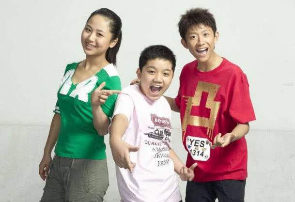 还记得《家有儿女》三姐弟吗?哥哥姐姐都已大火,弟弟如今颜值逆袭