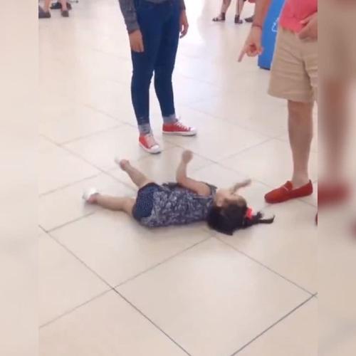 结果一言不合就躺在地上一直不停的打滚转圈圈,想通过耍赖和撒娇赢得