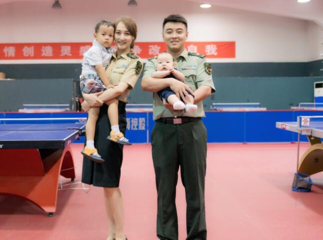 王皓一家四口甜蜜出镜 王皓与娇妻穿军装拍全家福相当