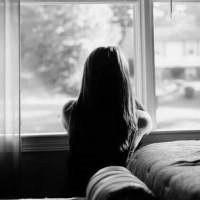 一个人黑白伤感女生背影头像