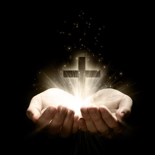 双手捧着的十字架
