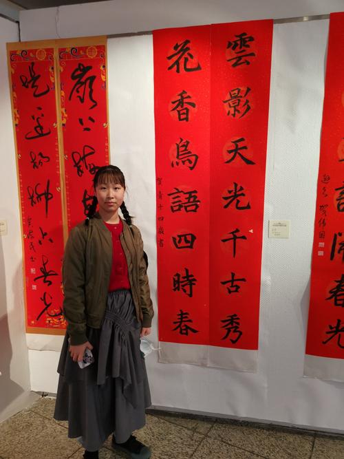福到全球千万家活动,展出书法对联, 写美篇苏士澍主席与孙女贺青合影