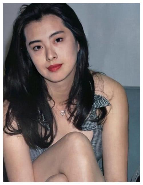 王祖贤年轻的时候美的让人窒息,笑起来特别好看尤其是