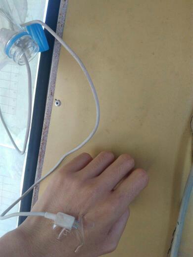 求女生在医院挂吊瓶的手,急用