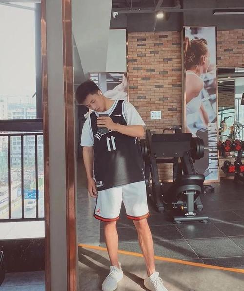 组图:运动型小哥哥,身高174的男生,长袜 短裤 t恤,时尚又帅气