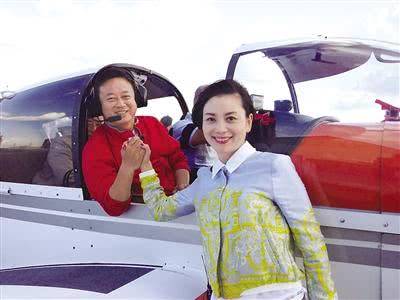 朱军老婆近照曝光,47岁气质不输董卿,网友:袜子看着太