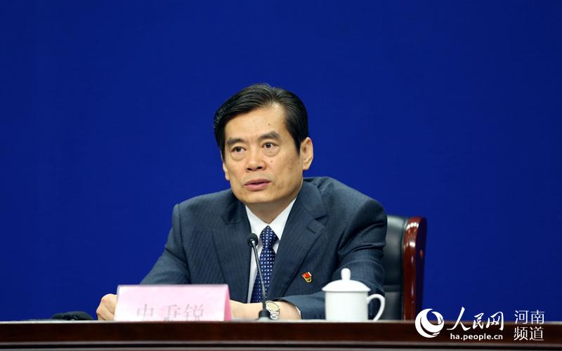 河南省扶贫办主任史秉锐介绍相关情况 霍亚平 摄  返回搜