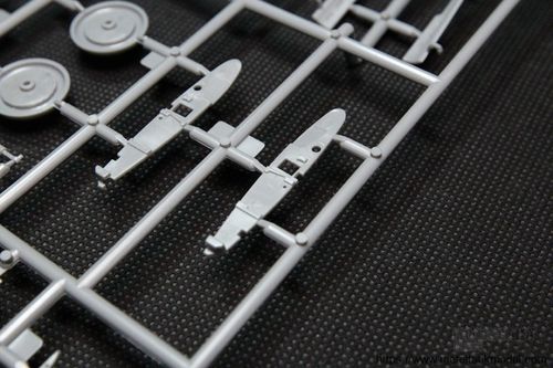 模型网评测hobbyboss148美国f4u5n海盗战斗机早期型80390简介及封绘