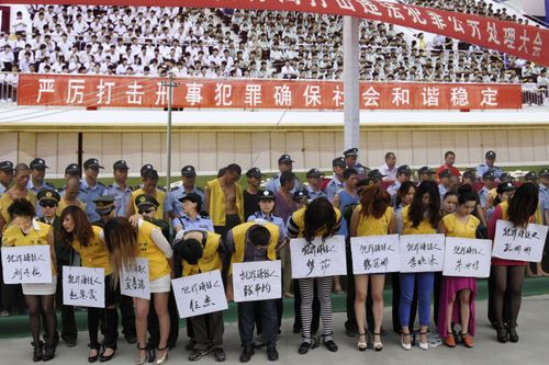 转载公审公判大会上的女犯罪嫌疑人格外引人注目法制警示教育宣传片