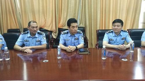 徐州市公安局书画慰问小分队走进邳州市公安局特警大队