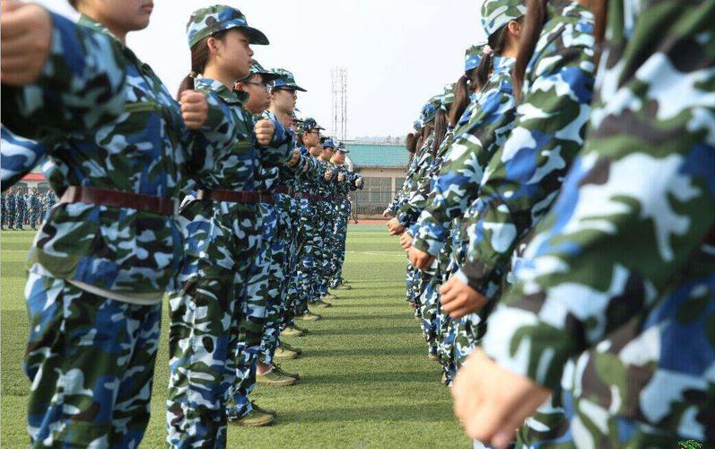 我们军训的目的是:吃苦耐劳,遇到困难克服再克服.