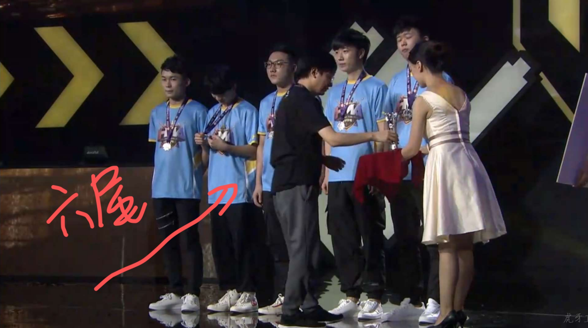 虎牙六尾赛季末单排冲101星,网友表示忘不了3级牛魔大招!