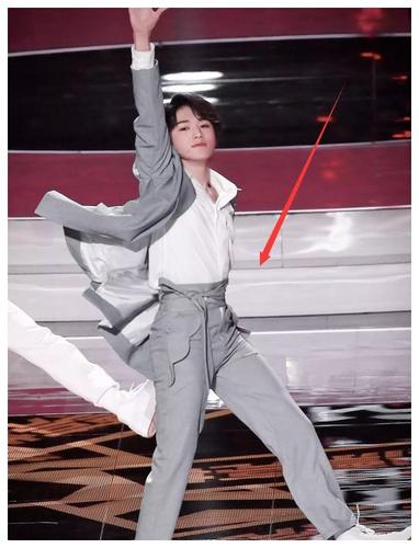宋亚轩舞台表演裤子穿反了,谁注意他咋救场,这确定女粉能看?